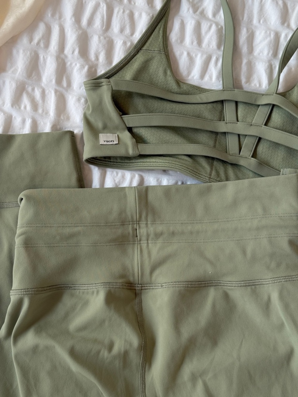 Vuori Activewear Set - Sports Bra & Leggings - Picture 3 of 5